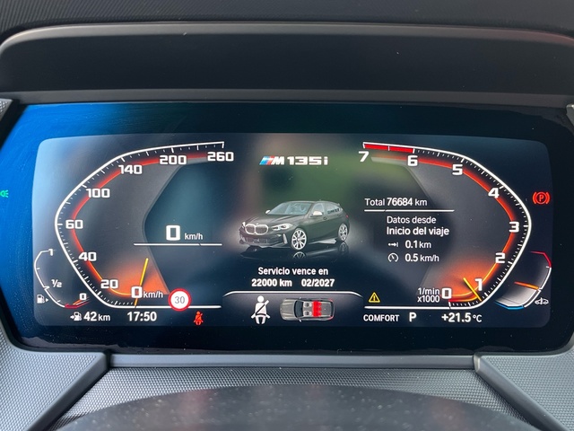 BMW Serie 1 M135i color Negro. Año 2021. 225KW(306CV). Gasolina. En concesionario Celtamotor Vigo de Pontevedra