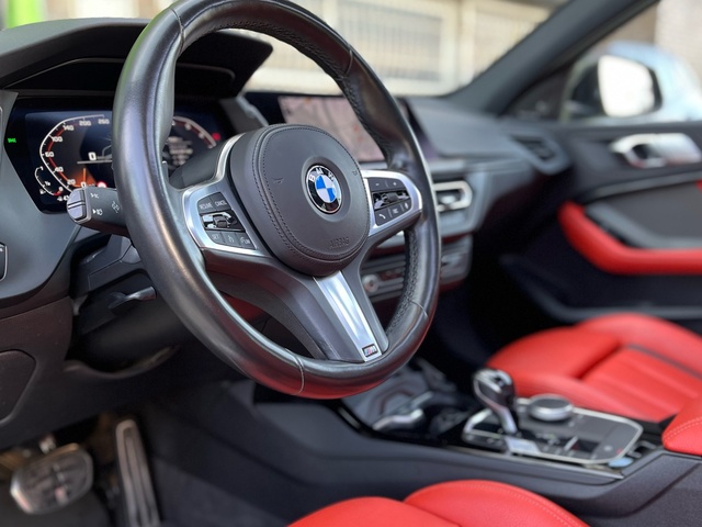 BMW Serie 1 M135i color Negro. Año 2021. 225KW(306CV). Gasolina. En concesionario Celtamotor Vigo de Pontevedra