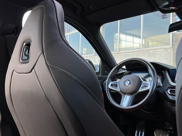 BMW Serie 1 M135i color Negro. Año 2021. 225KW(306CV). Gasolina. En concesionario Celtamotor Vigo de Pontevedra