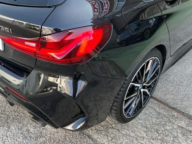 BMW Serie 1 M135i color Negro. Año 2021. 225KW(306CV). Gasolina. En concesionario Celtamotor Vigo de Pontevedra