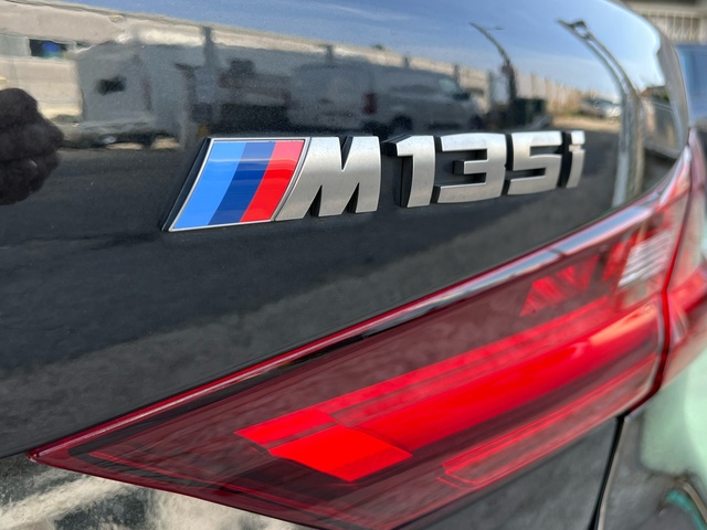 BMW Serie 1 M135i color Negro. Año 2021. 225KW(306CV). Gasolina. En concesionario Celtamotor Vigo de Pontevedra