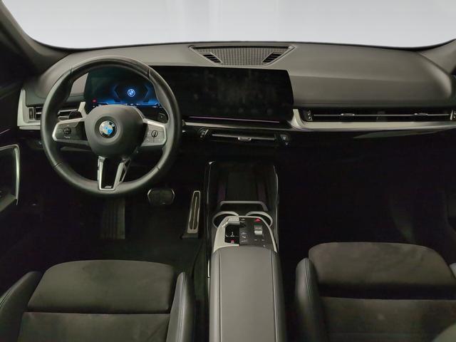 BMW X1 sDrive20i color Negro. Año 2023. 125KW(170CV). Híbrido Electro/Gasolina. En concesionario Automotor Premium Velázquez - Málaga de Málaga