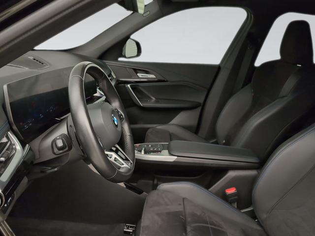 BMW X1 sDrive20i color Negro. Año 2023. 125KW(170CV). Híbrido Electro/Gasolina. En concesionario Automotor Premium Velázquez - Málaga de Málaga
