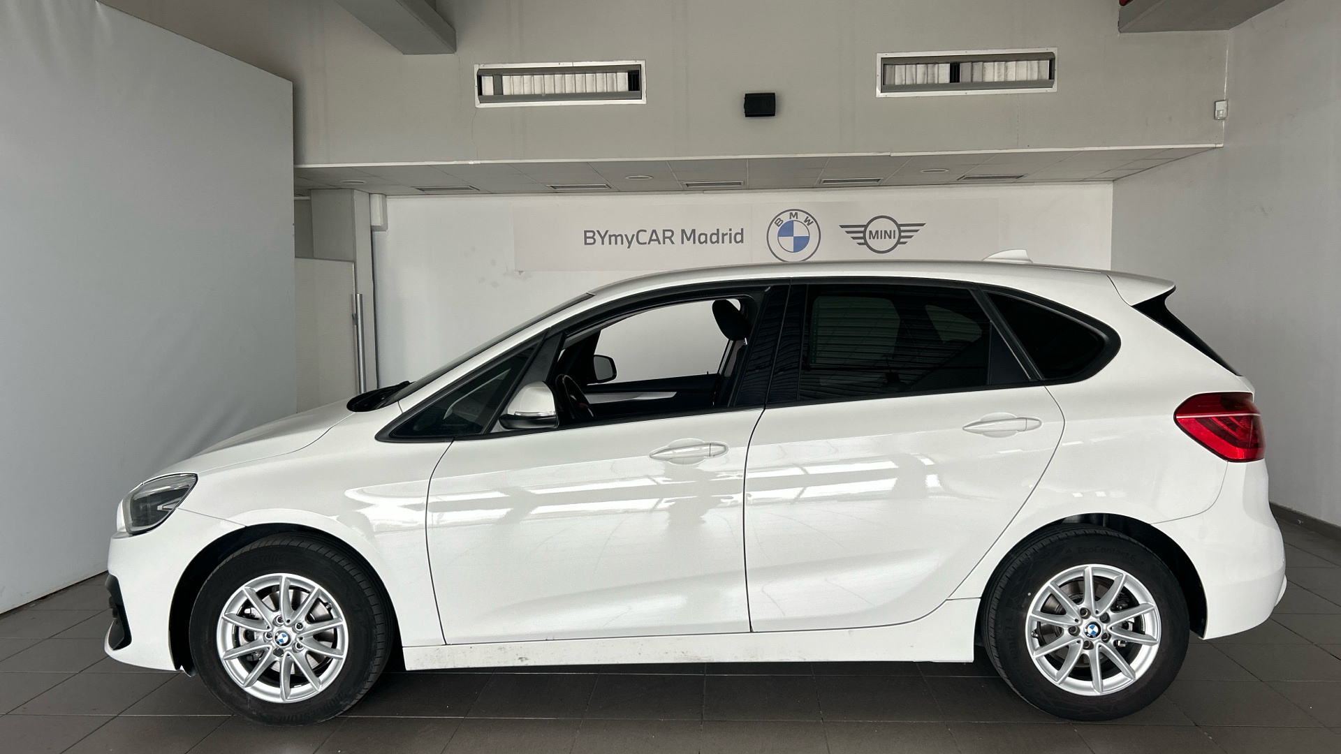 BMW Serie 2 216d Active Tourer color Blanco. Año 2021. 85KW(116CV). Diésel. En concesionario BYmyCAR Madrid - Alcalá de Madrid