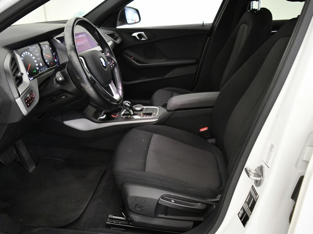 BMW Serie 1 116d color Blanco. Año 2021. 85KW(116CV). Diésel. En concesionario BYmyCAR Madrid - Alcalá de Madrid