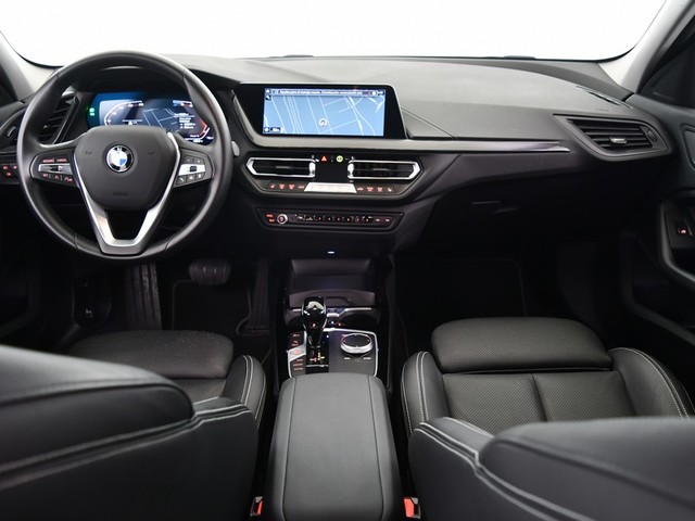 BMW Serie 1 120d color Negro. Año 2022. 140KW(190CV). Diésel. En concesionario BYmyCAR Madrid - Alcalá de Madrid