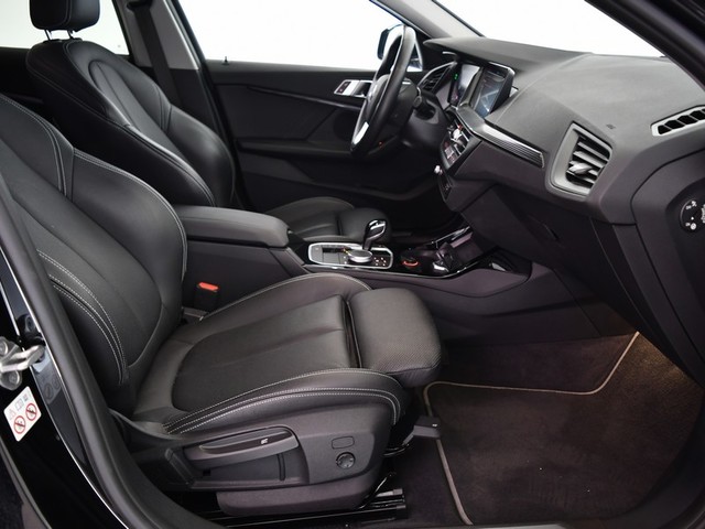 BMW Serie 1 120d color Negro. Año 2022. 140KW(190CV). Diésel. En concesionario BYmyCAR Madrid - Alcalá de Madrid