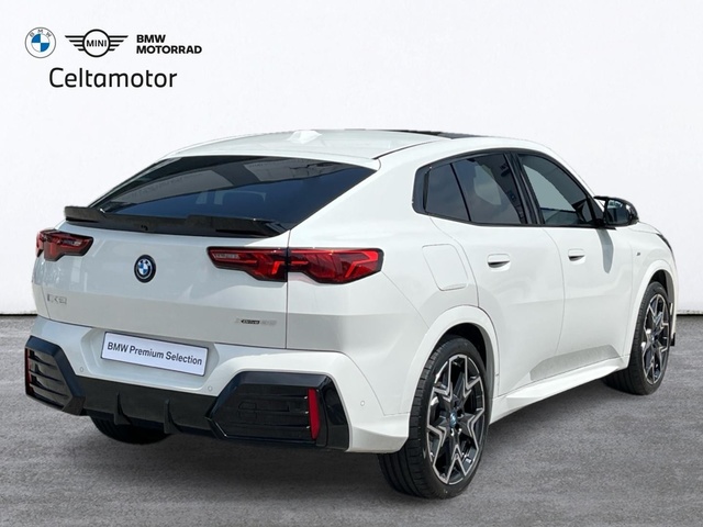BMW iX2 xDrive30 color Blanco. Año 2025. 230KW(313CV). Eléctrico. En concesionario Celtamotor Caldas Reis de Pontevedra
