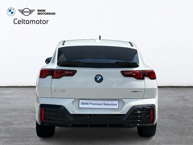 BMW iX2 xDrive30 color Blanco. Año 2025. 230KW(313CV). Eléctrico. En concesionario Celtamotor Caldas Reis de Pontevedra
