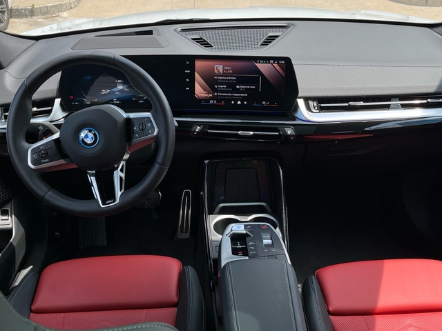 BMW iX2 xDrive30 color Blanco. Año 2025. 230KW(313CV). Eléctrico. En concesionario Celtamotor Caldas Reis de Pontevedra