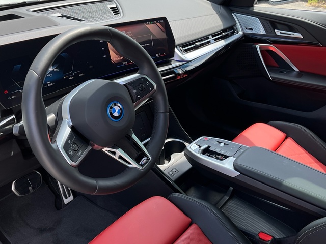 BMW iX2 xDrive30 color Blanco. Año 2025. 230KW(313CV). Eléctrico. En concesionario Celtamotor Caldas Reis de Pontevedra