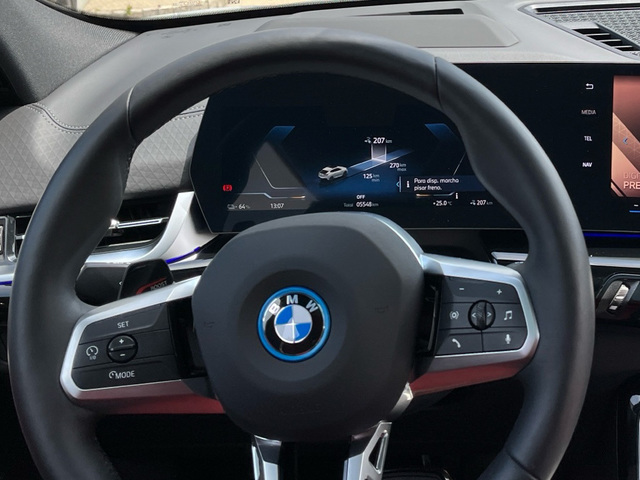 BMW iX2 xDrive30 color Blanco. Año 2025. 230KW(313CV). Eléctrico. En concesionario Celtamotor Caldas Reis de Pontevedra