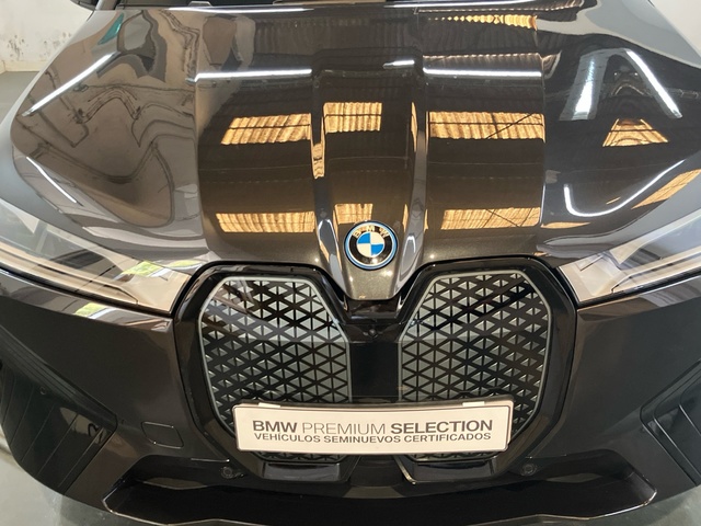 BMW iX xDrive40 color Gris. Año 2022. 240KW(326CV). Eléctrico. En concesionario Proa Premium Palma de Illes Balears