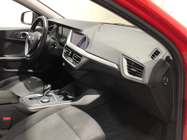 BMW Serie 1 116d color Rojo. Año 2020. 85KW(116CV). Diésel. En concesionario Movilnorte El Plantio de Madrid