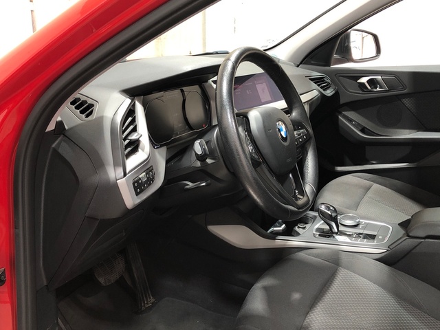 BMW Serie 1 116d color Rojo. Año 2020. 85KW(116CV). Diésel. En concesionario Movilnorte El Plantio de Madrid