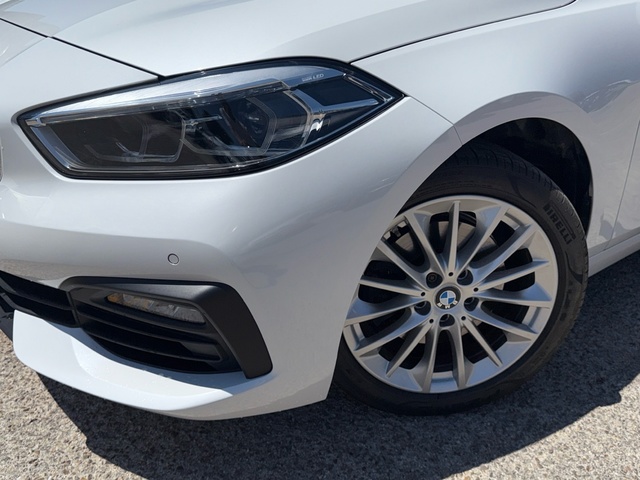 BMW Serie 1 118i color Blanco. Año 2022. 103KW(140CV). Gasolina. En concesionario Auto Premier, S.A. - MADRID de Madrid