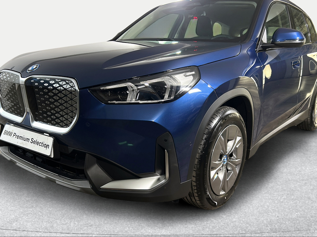 BMW iX1 xDrive30 color Azul. Año 2025. 230KW(313CV). Eléctrico. En concesionario San Pablo Motor | Su Eminencia de Sevilla