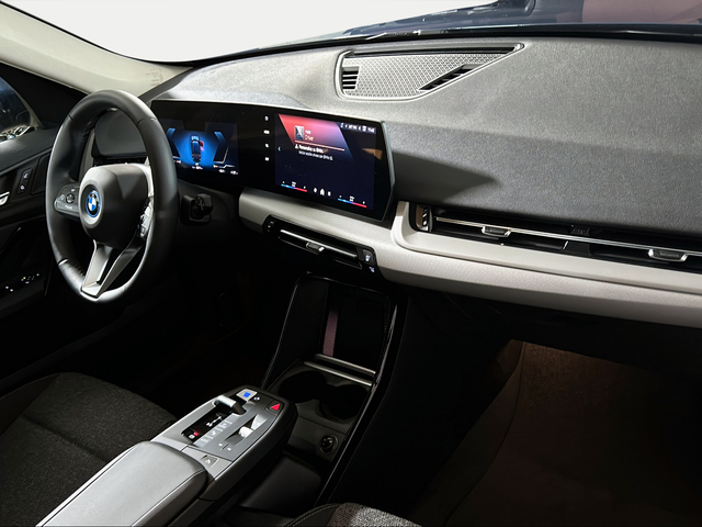 BMW iX1 xDrive30 color Azul. Año 2025. 230KW(313CV). Eléctrico. En concesionario San Pablo Motor | Su Eminencia de Sevilla