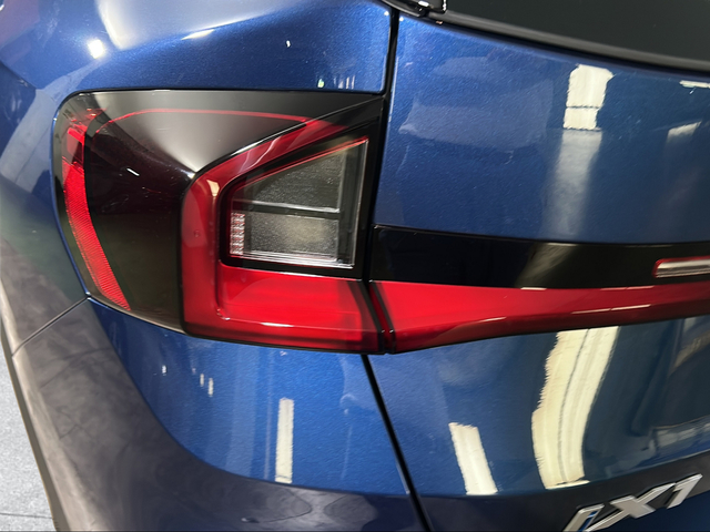 BMW iX1 xDrive30 color Azul. Año 2025. 230KW(313CV). Eléctrico. En concesionario San Pablo Motor | Su Eminencia de Sevilla