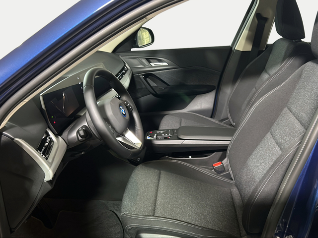 BMW iX1 xDrive30 color Azul. Año 2025. 230KW(313CV). Eléctrico. En concesionario San Pablo Motor | Su Eminencia de Sevilla