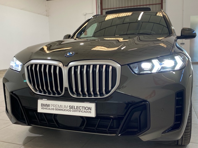 BMW X5 xDrive50e color Marrón. Año 2023. 360KW(489CV). Híbrido Electro/Gasolina. En concesionario Motor Gorbea de Álava