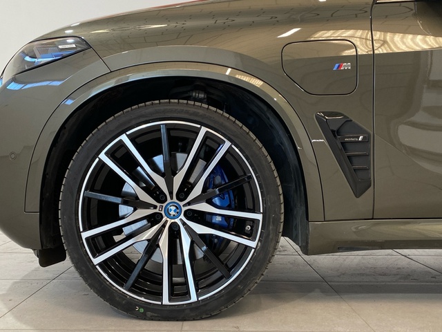 BMW X5 xDrive50e color Marrón. Año 2023. 360KW(489CV). Híbrido Electro/Gasolina. En concesionario Motor Gorbea de Álava