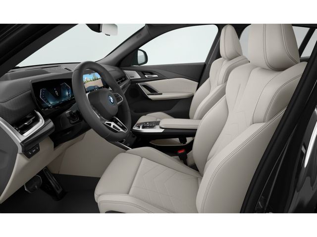 BMW iX2 eDrive20 color Negro. Año 2024. 150KW(204CV). Eléctrico. En concesionario Móvil Begar Alicante de Alicante
