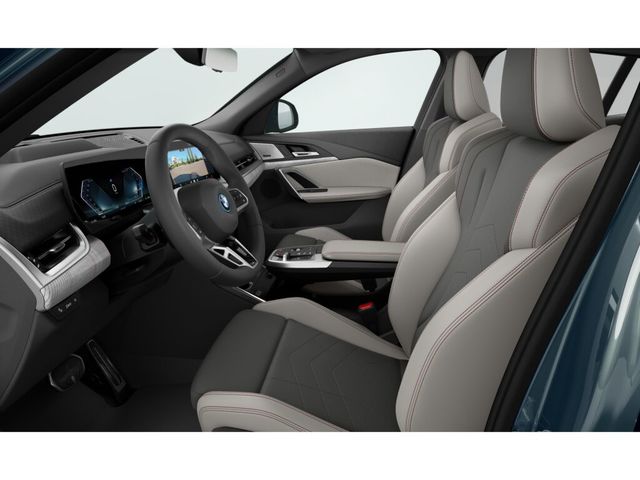 BMW iX2 eDrive20 color Verde. Año 2024. 150KW(204CV). Eléctrico. En concesionario Móvil Begar Alicante de Alicante