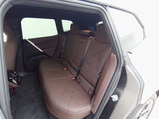 BMW iX xDrive40 color Blanco. Año 2025. 240KW(326CV). Eléctrico. En concesionario Augusta Aragon S.A. de Zaragoza