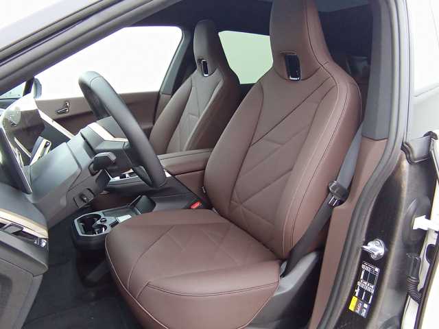 BMW iX xDrive40 color Blanco. Año 2025. 240KW(326CV). Eléctrico. En concesionario Augusta Aragon S.A. de Zaragoza