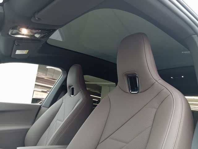 BMW iX xDrive40 color Blanco. Año 2025. 240KW(326CV). Eléctrico. En concesionario Augusta Aragon S.A. de Zaragoza