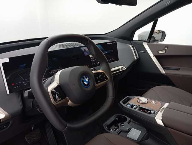 BMW iX xDrive40 color Blanco. Año 2025. 240KW(326CV). Eléctrico. En concesionario Augusta Aragon S.A. de Zaragoza