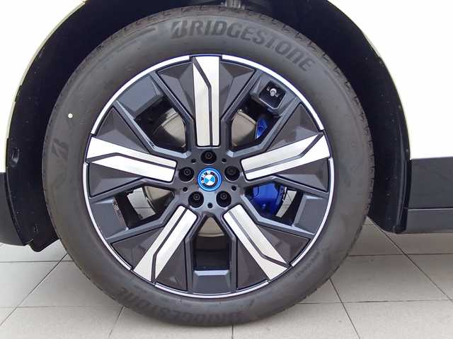 BMW iX xDrive40 color Blanco. Año 2025. 240KW(326CV). Eléctrico. En concesionario Augusta Aragon S.A. de Zaragoza