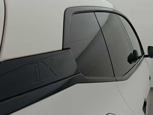 BMW iX xDrive40 color Blanco. Año 2025. 240KW(326CV). Eléctrico. En concesionario Augusta Aragon S.A. de Zaragoza