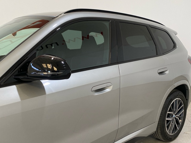 BMW X1 sDrive20d color Gris Plata. Año 2024. 120KW(163CV). Híbrido Electro/Diesel. En concesionario Motor Gorbea de Álava