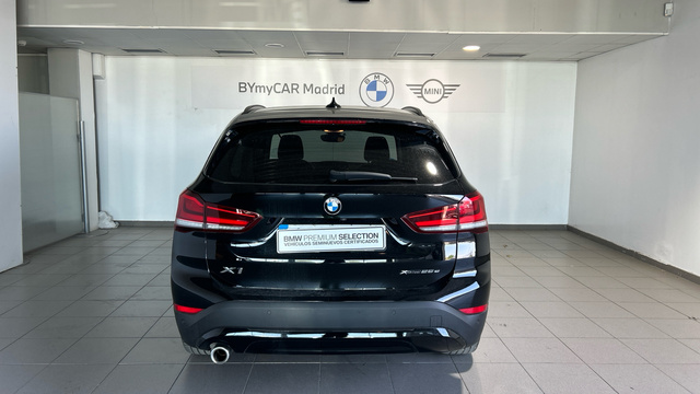 BMW X1 xDrive25e color Negro. Año 2021. 162KW(220CV). Híbrido Electro/Gasolina. En concesionario BYmyCAR Madrid - Alcalá de Madrid