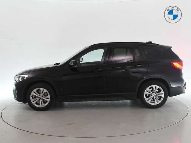 BMW X1 xDrive25e color Negro. Año 2021. 162KW(220CV). Híbrido Electro/Gasolina. En concesionario BYmyCAR Madrid - Alcalá de Madrid