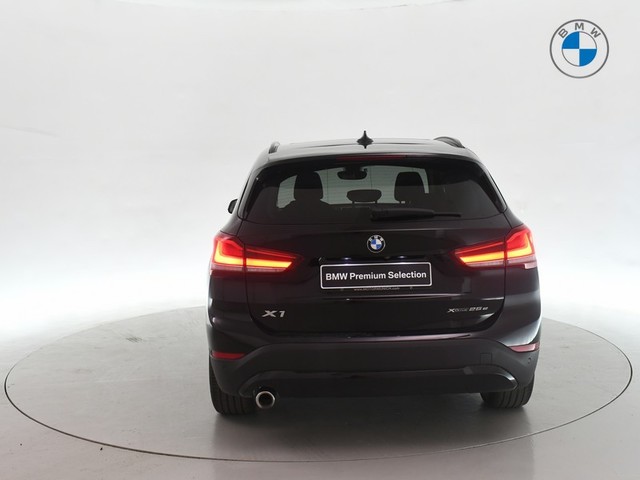 BMW X1 xDrive25e color Negro. Año 2021. 162KW(220CV). Híbrido Electro/Gasolina. En concesionario BYmyCAR Madrid - Alcalá de Madrid