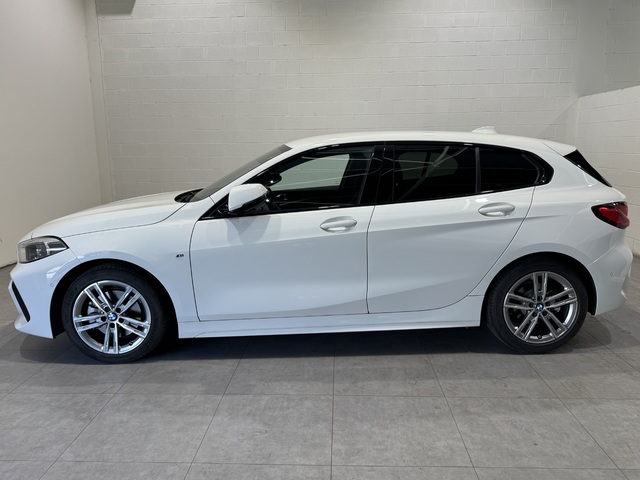 BMW Serie 1 118i color Blanco. Año 2023. 103KW(140CV). Gasolina. En concesionario Motor Munich Cadi - Manresa - VO de Barcelona
