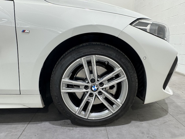 BMW Serie 1 118i color Blanco. Año 2023. 103KW(140CV). Gasolina. En concesionario Motor Munich Cadi - Manresa - VO de Barcelona