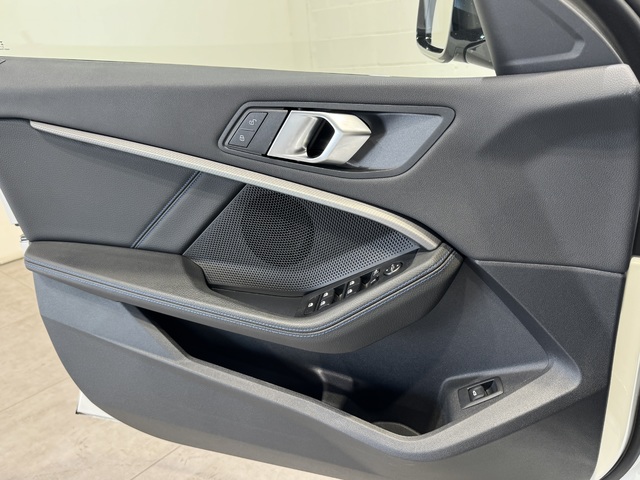 BMW Serie 1 118i color Blanco. Año 2023. 103KW(140CV). Gasolina. En concesionario Motor Munich Cadi - Manresa - VO de Barcelona