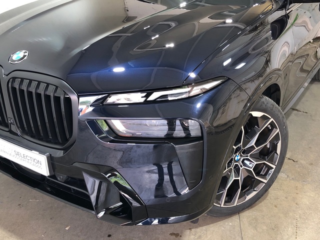 BMW X7 xDrive40d color Negro. Año 2024. 259KW(352CV). Híbrido Electro/Diesel. En concesionario Movilnorte El Plantio de Madrid