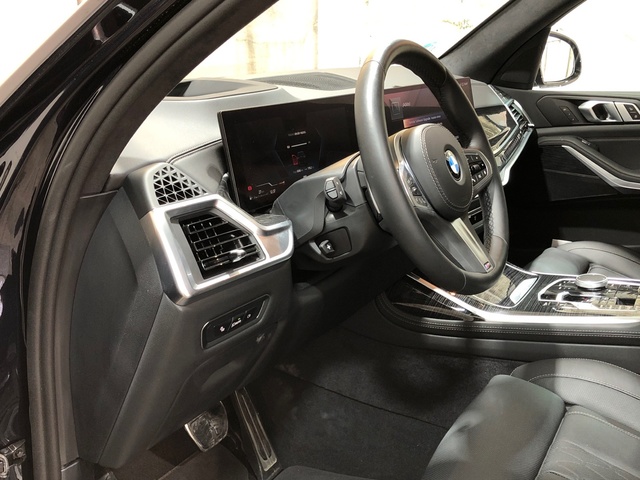 BMW X7 xDrive40d color Negro. Año 2024. 259KW(352CV). Híbrido Electro/Diesel. En concesionario Movilnorte El Plantio de Madrid