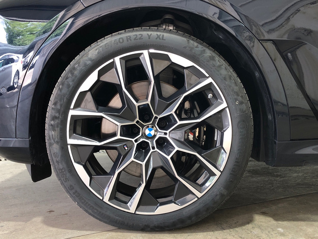 BMW X7 xDrive40d color Negro. Año 2024. 259KW(352CV). Híbrido Electro/Diesel. En concesionario Movilnorte El Plantio de Madrid