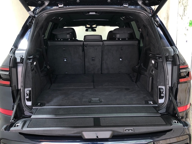 BMW X7 xDrive40d color Negro. Año 2024. 259KW(352CV). Híbrido Electro/Diesel. En concesionario Movilnorte El Plantio de Madrid