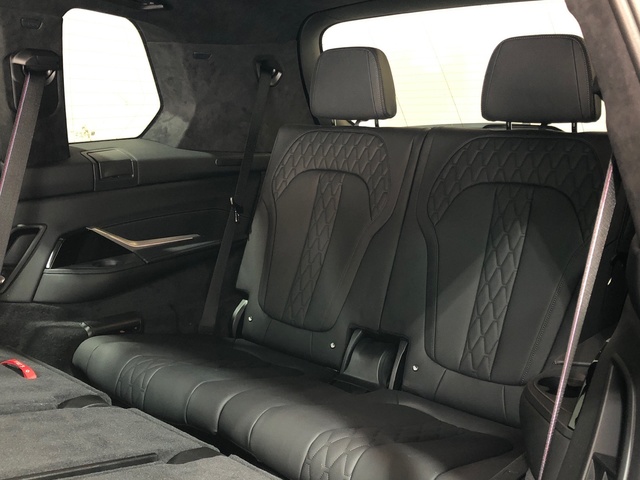 BMW X7 xDrive40d color Negro. Año 2024. 259KW(352CV). Híbrido Electro/Diesel. En concesionario Movilnorte El Plantio de Madrid