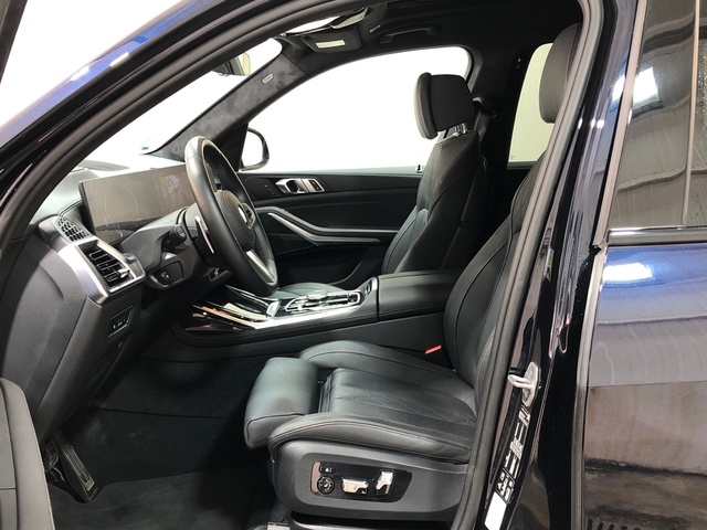 BMW X7 xDrive40d color Negro. Año 2024. 259KW(352CV). Híbrido Electro/Diesel. En concesionario Movilnorte El Plantio de Madrid