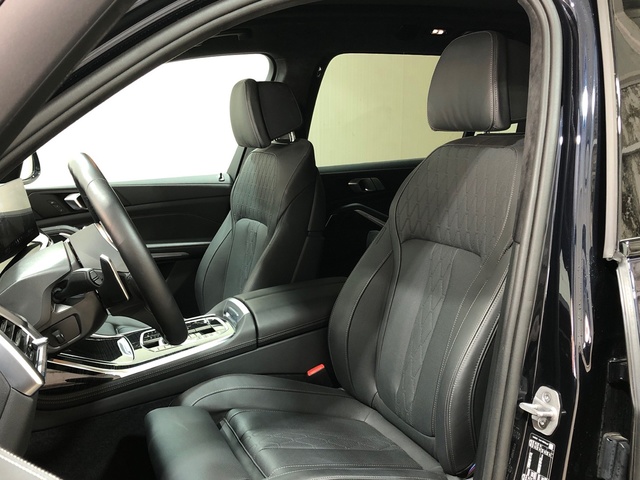 BMW X7 xDrive40d color Negro. Año 2024. 259KW(352CV). Híbrido Electro/Diesel. En concesionario Movilnorte El Plantio de Madrid