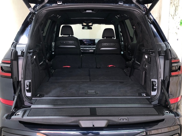 BMW X7 xDrive40d color Negro. Año 2024. 259KW(352CV). Híbrido Electro/Diesel. En concesionario Movilnorte El Plantio de Madrid