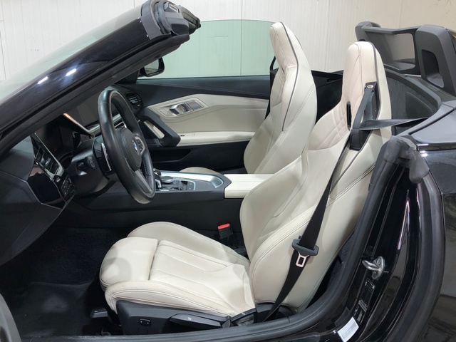 BMW Z4 M40i Cabrio color Negro. Año 2021. 250KW(340CV). Gasolina. En concesionario Movilnorte El Plantio de Madrid